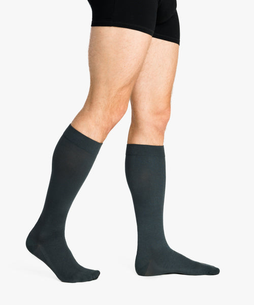 Chaussettes de contention Sigvaris en coton portées par un homme